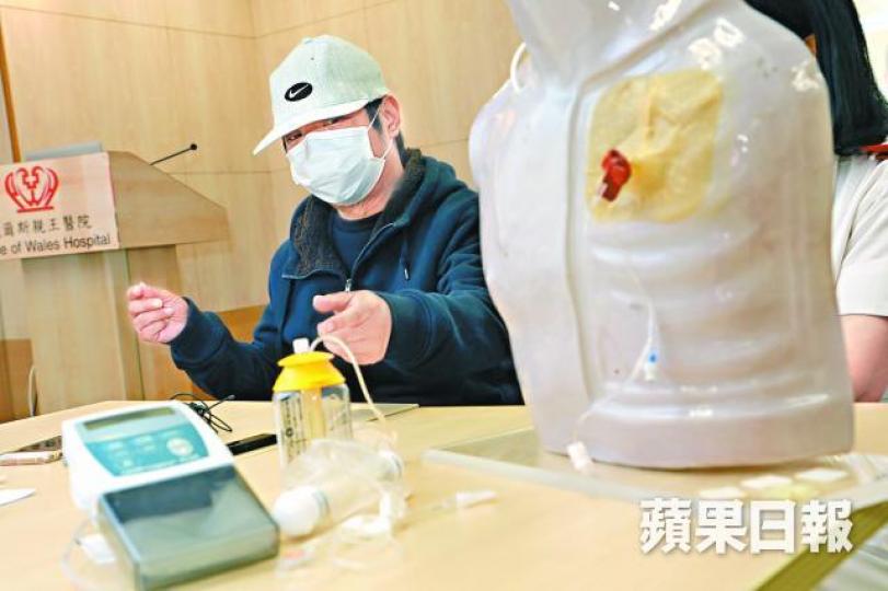 末期腸癌病人成哥表示,接受家居化療後,多了時間陪伴家人。江俊豪攝 末期腸癌病人成哥表示,接受家居化療後,多了時間陪伴家人。江俊豪攝