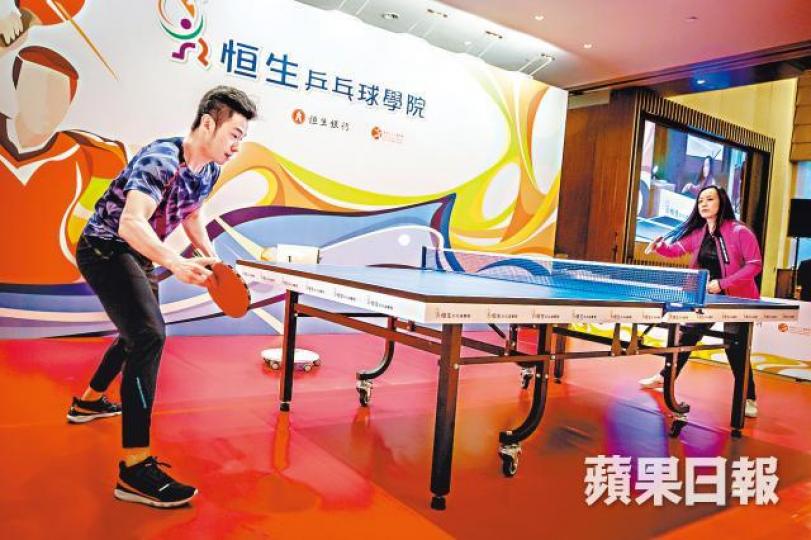 在「恒生乒乓學院」結業禮上,鄭慧敏(右)與乒壇名將黃鎮廷對賽。 在「恒生乒乓學院」結業禮上,鄭慧敏(右)與乒壇名將黃鎮廷對賽。