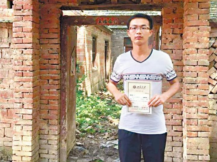 展振振參加紀念毛澤東的活動後被失蹤,近日遭北大校方退學。互聯網北京大學陷入打壓左翼風波。 展振振參加紀念毛澤東的活動後被失蹤,近日遭北大校方退學。互聯網北京大學陷入打壓左翼風波。