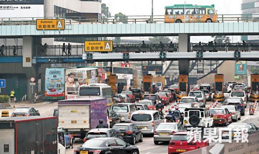 紅隧塞車問題嚴重,市民過海屢變坐長途車。謝榮耀攝 紅隧塞車問題嚴重,市民過海屢變坐長途車。謝榮耀攝