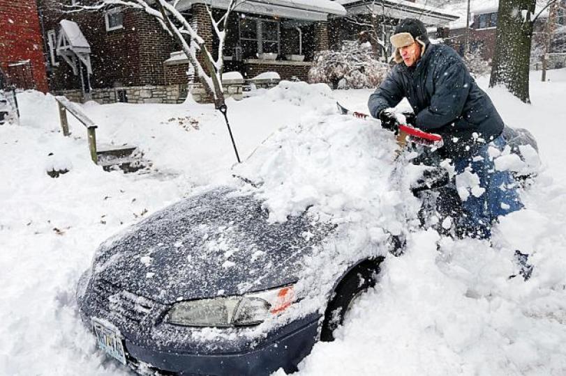 有聖路易斯的居民要鏟走積雪才可讓汽車重見天日。美聯社 有聖路易斯的居民要鏟走積雪才可讓汽車重見天日。美聯社