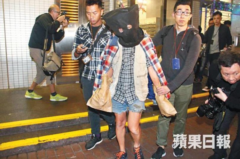 警員昨晚於元州邨拘捕縱火案疑犯。旺角站近銀行中心E出口大堂前日早上遭人縱火。 警員昨晚於元州邨拘捕縱火案疑犯。旺角站近銀行中心E出口大堂前日早上遭人縱火。