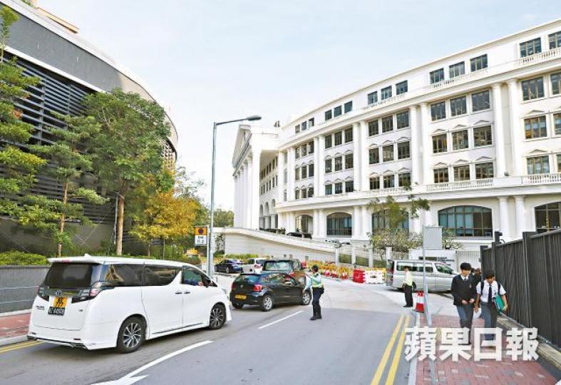 放學時間哈羅門外出現車龍,交通警在場指揮。 放學時間哈羅門外出現車龍,交通警在場指揮。