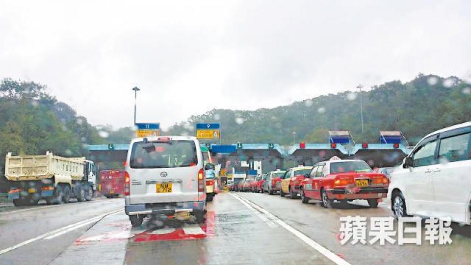 將軍澳隧道經常擠塞,運房局指將藍隧道通車後可起分流作用。 將軍澳隧道經常擠塞,運房局指將藍隧道通車後可起分流作用。