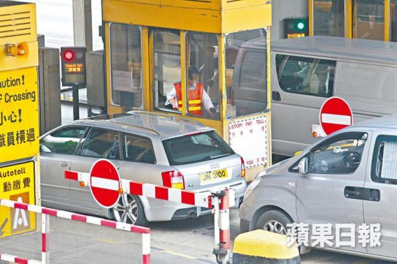 政府計劃2023年起實行電子收費,隧道收費員面臨失業。 政府計劃2023年起實行電子收費,隧道收費員面臨失業。