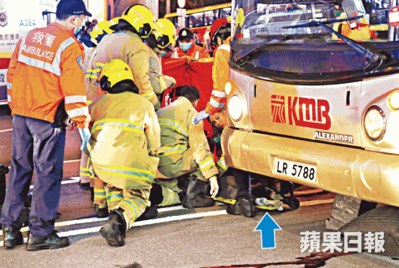 消防到場救出男童(箭嘴示),地上遺下一灘鮮血。夏家朗攝 消防到場救出男童(箭嘴示),地上遺下一灘鮮血。夏家朗攝