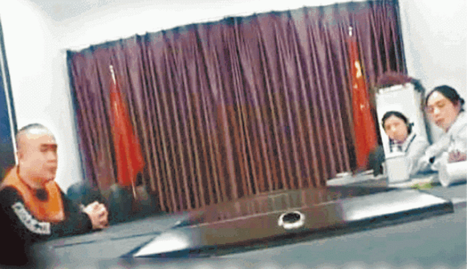 網上流傳黃琦身穿囚服的體檢影片,疑與劉曉波重病時官方處理手法相似。互聯網 網上流傳黃琦身穿囚服的體檢影片,疑與劉曉波重病時官方處理手法相似。互聯網