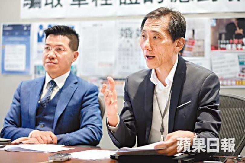 姚松炎(右)估計有不良移民中介從中作祟,為內地人鋪路來港。 姚松炎(右)估計有不良移民中介從中作祟,為內地人鋪路來港。