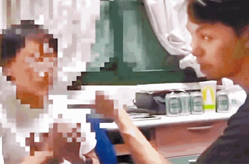 【台男家暴及遭私刑過程】林男(右)喝酒後情緒激動,不斷指罵兒子。兒子被父親扯着衣服毆打。妻子規勸不果,遭林男箍頸拖行。網民踩上門要求林男吃辣椒,後者拒絕後被摑(小圖)。前晚過百民眾聚集林男住所外表達不滿。 台灣《蘋果日報》當地警員收走網民煮給林男的辣椒鍋。 台灣《蘋果日報》 【台男家暴及遭私刑過程】林男(右)喝酒後情緒激動,不斷指罵兒子。兒子被父親扯着衣服毆打。妻子規勸不果,遭林男箍頸拖行。網民踩上門要求林男吃辣椒,後者拒絕後被摑(小圖)。前晚過百民眾聚集林男住所外表達不滿。 台灣《蘋果日報》當地警員收走網民煮給林男的辣椒鍋。 台灣《蘋果日報》