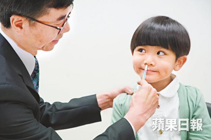 噴鼻疫苗接種過程無痛,可減少兒童的不安感。伍嘉亮攝 噴鼻疫苗接種過程無痛,可減少兒童的不安感。伍嘉亮攝