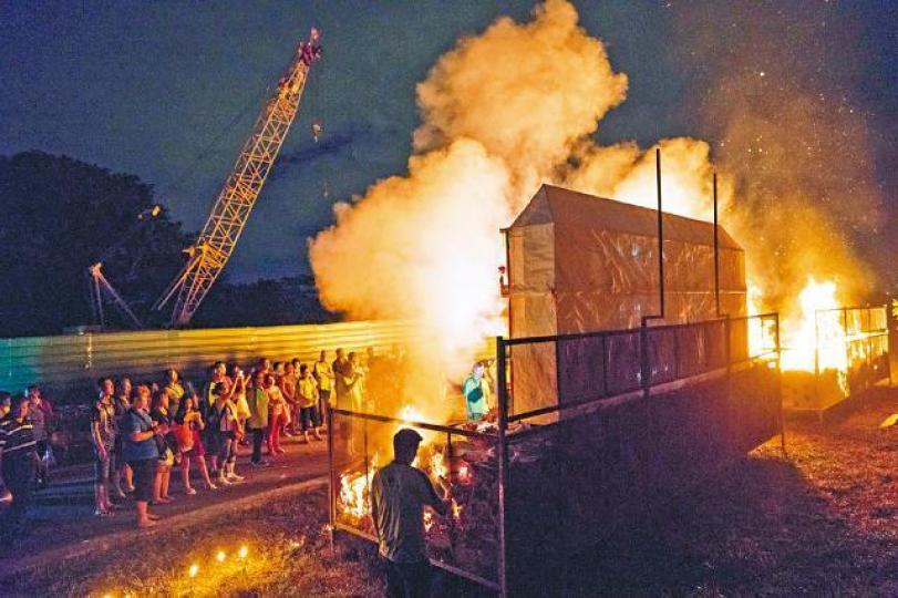 因為土地開發而從墓地起出的骸骨會被火化。鏟平武吉布朗墳場而興建的公路,首階段已竣工。 新加坡政府決定鏟平武吉布朗墳場,惹來民間不滿聲音。 因為土地開發而從墓地起出的骸骨會被火化。鏟平武吉布朗墳場而興建的公路,首階段已竣工。 新加坡政府決定鏟平武吉布朗墳場,惹來民間不滿聲音。