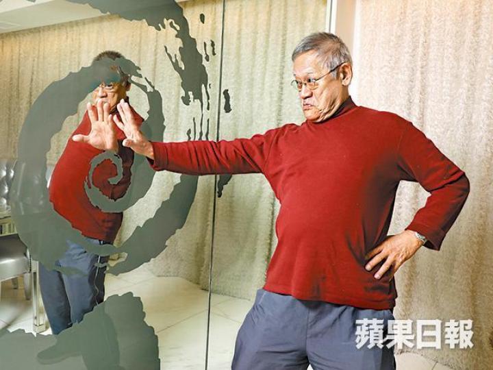 吳耀漢自言79歲仍可享受拍戲,可謂無憾。吳耀漢得許冠文賞識,1976年拍攝首套電影《半斤八両》。劇照迄今演出逾百齣電影,吳耀漢還是首推1983年的《奇謀妙計五福星》的系列電影最有火花。劇照吳耀漢第二段婚姻美滿,育有三女一子。吳耀漢拍電影前做過無綫,之後又做過亞視,與兩邊藝人都熟稔。1976年主持無綫節目《點只咁簡單》,吳耀漢(左)借搞笑角色諷刺當時的民生時事,大受歡迎。劇照《吳耀漢攪攪震》為1989年亞視開創的偷拍整人節目,可謂整蠱節目的鼻祖。劇照 吳耀漢自言79歲仍可享受拍戲,可謂無憾。吳耀漢得許冠文賞識,1976年拍攝首套電影《半斤八両》。劇照迄今演出逾百齣電影,吳耀漢還是首推1983年的《奇謀妙計五福星》的系列電影最有火花。劇照吳耀漢第二段婚姻美滿,育有三女一子。吳耀漢拍電影前做過無綫,之後又做過亞視,與兩邊藝人都熟稔。1976年主持無綫節目《點只咁簡單》,吳耀漢(左)借搞笑角色諷刺當時的民生時事,大受歡迎。劇照《吳耀漢攪攪震》為1989年亞視開創的偷拍整人節目,可謂整蠱節目的鼻祖。劇照