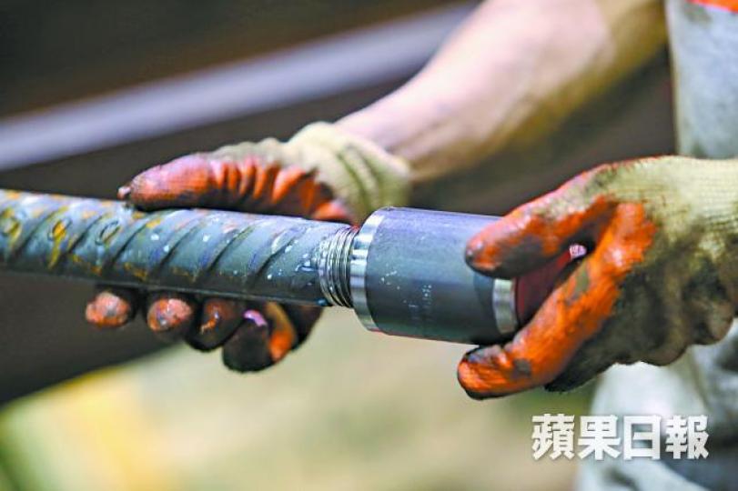 專家證人區達光指,鋼筋每扭入一圈牙理應會有更高抗拉力。 專家證人區達光指,鋼筋每扭入一圈牙理應會有更高抗拉力。