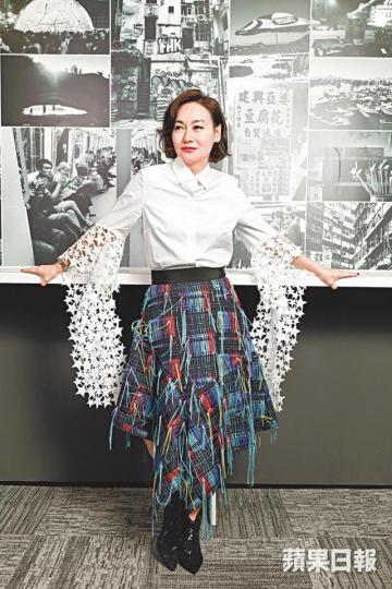 惠英雄入行逾40年,現在追求每日開工都要似打仗,可以藉此提升自己。首次拍劇的葉念琛謂找惠英紅拍劇,只是約對方食飯傾了半個鐘。 惠英雄入行逾40年,現在追求每日開工都要似打仗,可以藉此提升自己。首次拍劇的葉念琛謂找惠英紅拍劇,只是約對方食飯傾了半個鐘。