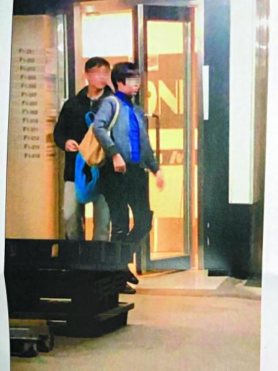 馮姓警司被拍到與已婚女伴到安全屋幽會。瘋傳的相片顯示馮姓警司與女伴多次進出安全屋。 馮姓警司被拍到與已婚女伴到安全屋幽會。瘋傳的相片顯示馮姓警司與女伴多次進出安全屋。