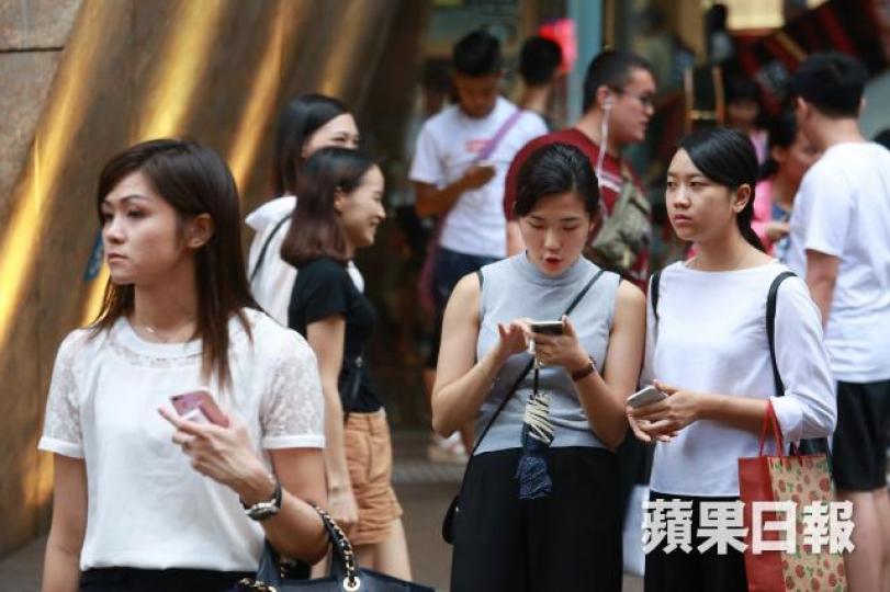 有港人到深圳被索高額漫遊費。 有港人到深圳被索高額漫遊費。