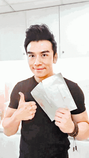 唐文龍曾手持涉事面膜拍照宣傳。 唐文龍曾手持涉事面膜拍照宣傳。