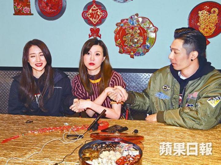 【交叉握手】吳若希昨日交叉手跟菊梓喬(左)和周柏豪握手,以行動闢謠,同場「表現」多個漠不關己的無辜表情。【專注食嘢】【伏肩交戲】菊梓喬(右)日前奪得最受歡迎女歌星,吳若希浮誇的笑容寸對方未夠班。資料圖片 【交叉握手】吳若希昨日交叉手跟菊梓喬(左)和周柏豪握手,以行動闢謠,同場「表現」多個漠不關己的無辜表情。【專注食嘢】【伏肩交戲】菊梓喬(右)日前奪得最受歡迎女歌星,吳若希浮誇的笑容寸對方未夠班。資料圖片