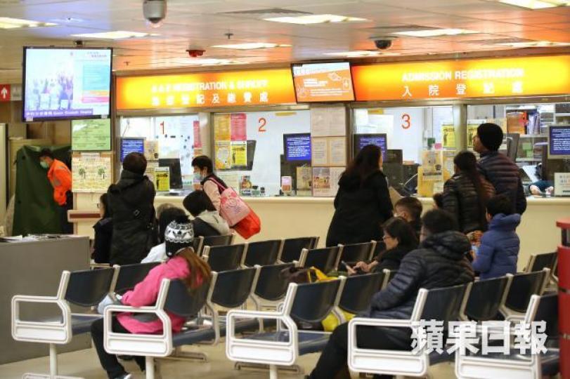 流感高峯公院爆煲,醫護疲於奔命。 流感高峯公院爆煲,醫護疲於奔命。