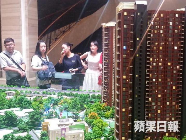 多年來,內地樓市泡沫越吹越大,背後最大的推動力,在於相對落後的信貸市場,以至個人負債處於相對偏低水平。 資料圖片 多年來,內地樓市泡沫越吹越大,背後最大的推動力,在於相對落後的信貸市場,以至個人負債處於相對偏低水平。 資料圖片