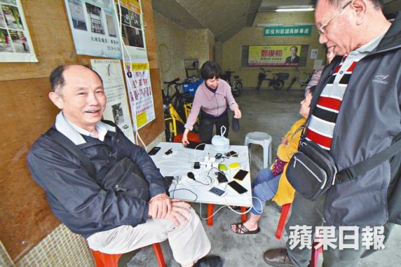 互委會提供臨時充電站,讓街坊為手機充電。劉柏麟攝 互委會提供臨時充電站,讓街坊為手機充電。劉柏麟攝