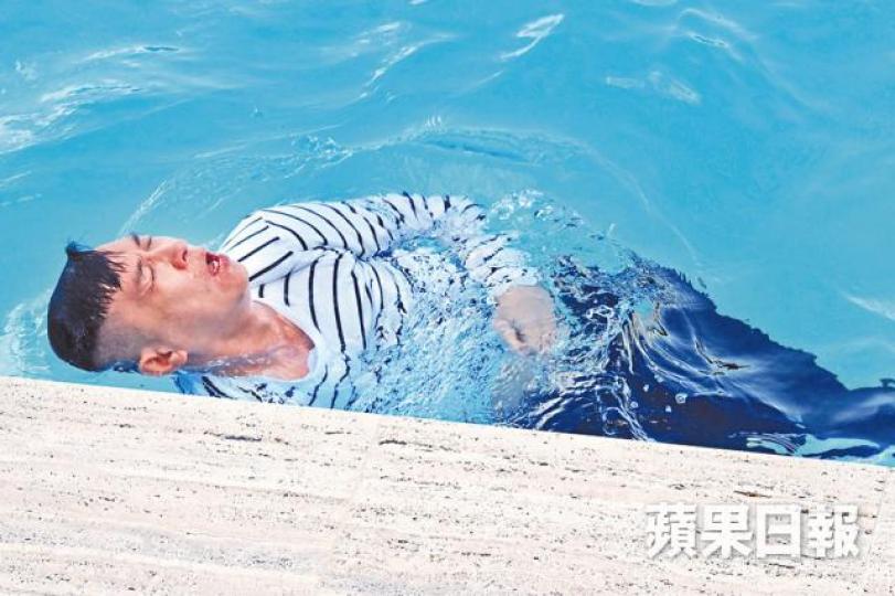 家輝日前為賀歲片《廉政風雲.煙幕》拍落水戲,佢喺凍冰冰嘅天氣下只係着住件長袖tee上陣。場戲講家輝要俾一個小妹妹從後推落水,之後佢緊張睇拍攝效果。張家輝(左)喺電影《激戰》嘅鋼條型骨架令人一見難忘。 家輝日前為賀歲片《廉政風雲.煙幕》拍落水戲,佢喺凍冰冰嘅天氣下只係着住件長袖tee上陣。場戲講家輝要俾一個小妹妹從後推落水,之後佢緊張睇拍攝效果。張家輝(左)喺電影《激戰》嘅鋼條型骨架令人一見難忘。