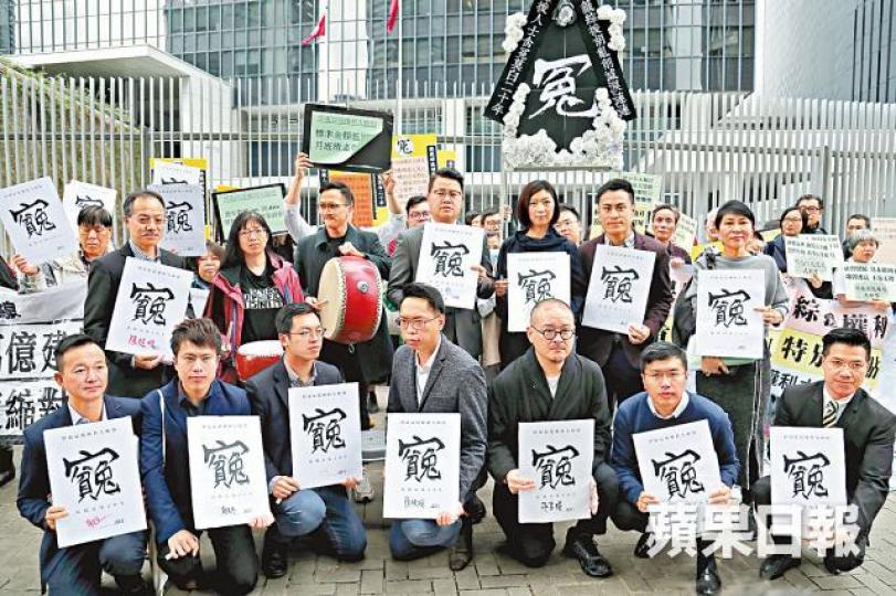 泛民建制議員昨罕有聯手,要求政府檢討綜援。 泛民建制議員昨罕有聯手,要求政府檢討綜援。