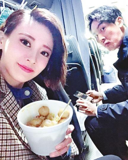 朱晨麗與譚俊彥趁拍外景的空檔時間,去掃街食魚蛋。 朱晨麗與譚俊彥趁拍外景的空檔時間,去掃街食魚蛋。