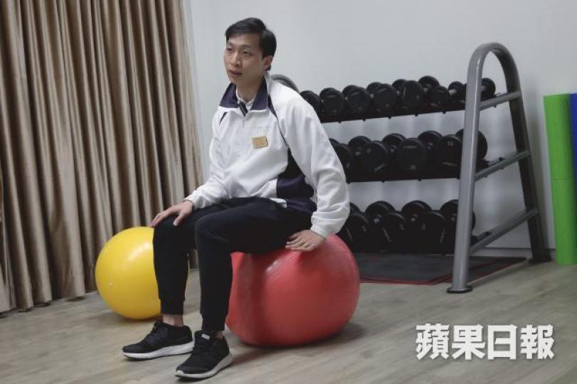 陳馮錠指坐健身球比「齋坐凳」可多消耗卡路里。何頴賢攝 陳馮錠指坐健身球比「齋坐凳」可多消耗卡路里。何頴賢攝