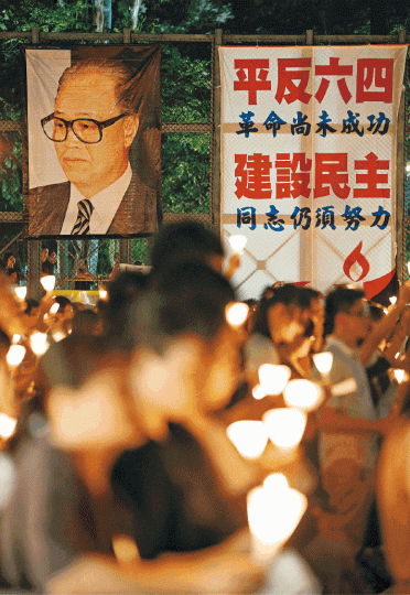 六四30周年北京如臨大敵,禁止異見人士出行悼念趙紫陽;圖為香港維園六四燭光集會現場掛起趙紫陽肖像。 資料圖片1989年5月19日,趙紫陽在溫家寶陪同下到天安門探望絕食學生。 六四30周年北京如臨大敵,禁止異見人士出行悼念趙紫陽;圖為香港維園六四燭光集會現場掛起趙紫陽肖像。 資料圖片1989年5月19日,趙紫陽在溫家寶陪同下到天安門探望絕食學生。