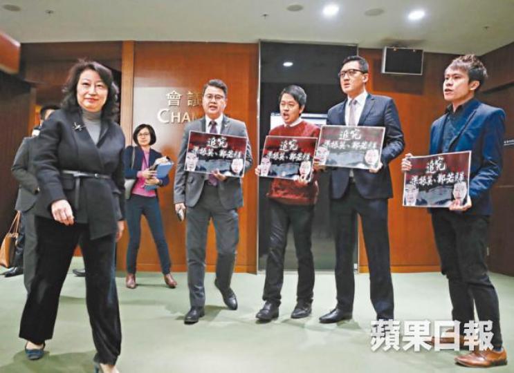民主黨立會議員昨在會議廳外狙擊鄭若驊(左),要求交代不檢控梁振英的決定。何柏佳攝 民主黨立會議員昨在會議廳外狙擊鄭若驊(左),要求交代不檢控梁振英的決定。何柏佳攝