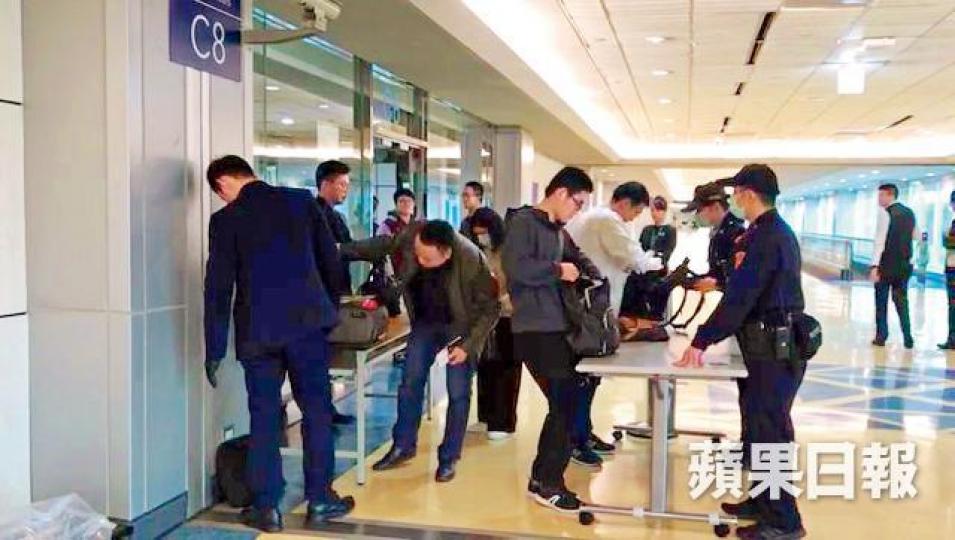 桃園機場工作人員在往入境大堂的通道擺放桌子,要求旅客打開手提行李檢查。《蘋果》記者攝南方航空旅客落機後大排長龍等候檢查。台灣《蘋果日報》 桃園機場工作人員在往入境大堂的通道擺放桌子,要求旅客打開手提行李檢查。《蘋果》記者攝南方航空旅客落機後大排長龍等候檢查。台灣《蘋果日報》