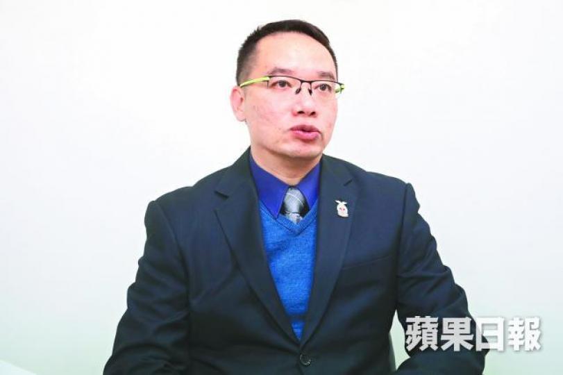 蕭粵中建議渣馬賽會仿效外國,每500米設一部AED機。朱永倫攝 蕭粵中建議渣馬賽會仿效外國,每500米設一部AED機。朱永倫攝