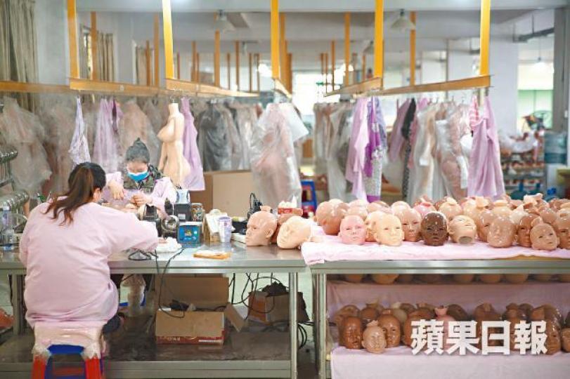 金三模特道具廠每月生產逾1,500個娃娃,其中八成銷往國外。 何家達攝金三研發的AI娃娃菲菲會微笑、眨眼,成為新一代人造女神。何家達攝性愛娃娃的材料經多次升級,具獨特的柔軟質感。劉江霞以製服裝模特兒起家,現時該廠的生產規模在內地數一數二。 金三模特道具廠每月生產逾1,500個娃娃,其中八成銷往國外。 何家達攝金三研發的AI娃娃菲菲會微笑、眨眼,成為新一代人造女神。何家達攝性愛娃娃的材料經多次升級,具獨特的柔軟質感。劉江霞以製服裝模特兒起家,現時該廠的生產規模在內地數一數二。