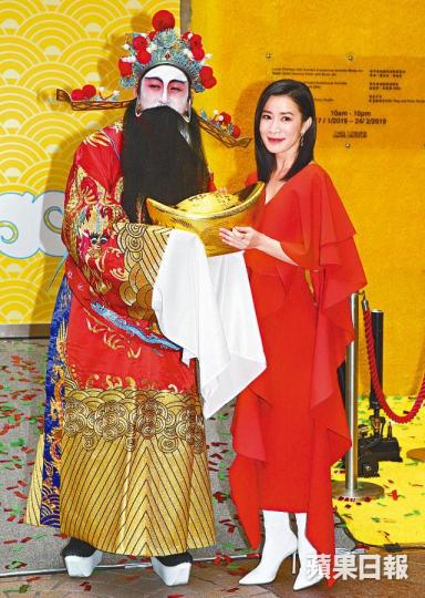 阿佘去年因劇集爆紅大豐收,笑說夠母親嘆世界。 阿佘去年因劇集爆紅大豐收,笑說夠母親嘆世界。