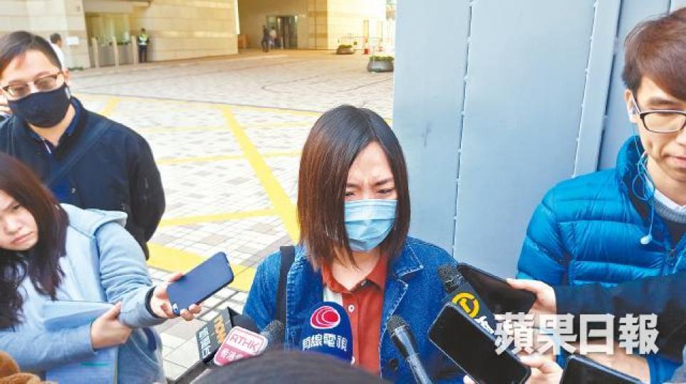 死者胞姊昨在庭外哭訴,指醫療輔助隊要為其弟吳卓諭失救負最大責任。伍嘉豪攝 死者胞姊昨在庭外哭訴,指醫療輔助隊要為其弟吳卓諭失救負最大責任。伍嘉豪攝