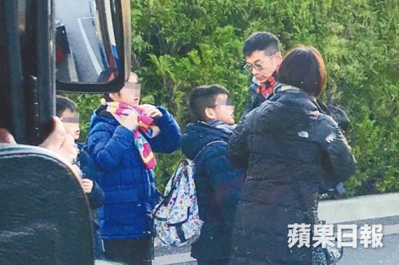 家樂日前舉家去東京玩,佢落車後即刻幫仔女圍好頸巾。讀者提供圖片家樂同周蕙蕙06年結婚至今,恩愛如昔。資料圖片 家樂日前舉家去東京玩,佢落車後即刻幫仔女圍好頸巾。讀者提供圖片家樂同周蕙蕙06年結婚至今,恩愛如昔。資料圖片