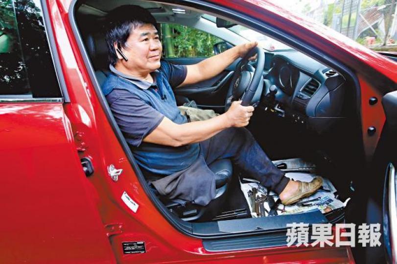 改車達人范道生說:「坐喺架車度,我同普通人冇分別,落車行先會見到有差距。」范道生是全港首位,亦是少數專職為傷殘人士加裝車輛操作裝置的師傅。 改車達人范道生說:「坐喺架車度,我同普通人冇分別,落車行先會見到有差距。」范道生是全港首位,亦是少數專職為傷殘人士加裝車輛操作裝置的師傅。