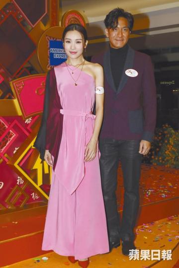 李佳芯也想效法馬國明在桃花下兜圈添運。 李佳芯也想效法馬國明在桃花下兜圈添運。