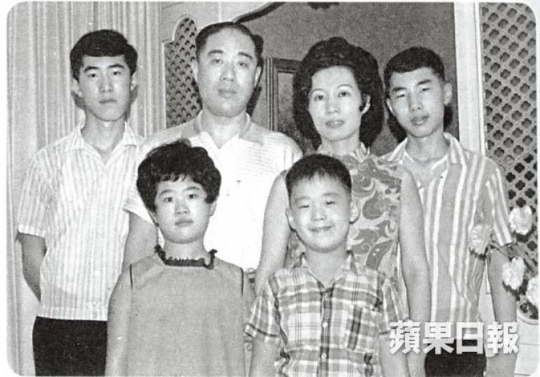 唐翔千一家六口合照。後排左起為唐英年、唐翔千、尤淑圻、唐聖年;前排左起為唐英敏、唐慶年。資料圖片遺囑第5頁第12條提到兩名忠心的司機,共可分得500萬元遺產。遺囑列出唐翔千其中一個主要銀行戶口只有72.5萬港元。 唐翔千一家六口合照。後排左起為唐英年、唐翔千、尤淑圻、唐聖年;前排左起為唐英敏、唐慶年。資料圖片遺囑第5頁第12條提到兩名忠心的司機,共可分得500萬元遺產。遺囑列出唐翔千其中一個主要銀行戶口只有72.5萬港元。