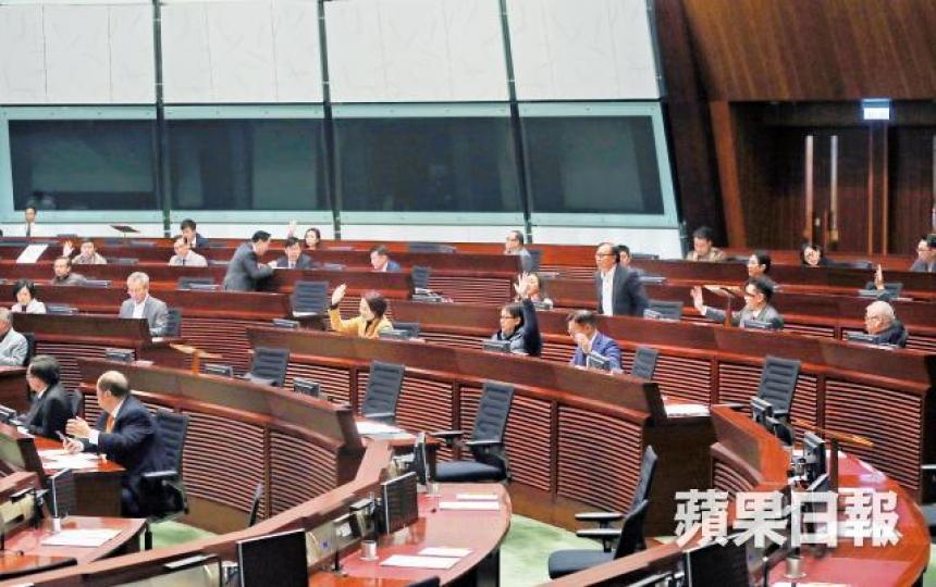 泛民建制合力下,立會昨早通過檢討綜援的無約束力議案。 泛民建制合力下,立會昨早通過檢討綜援的無約束力議案。