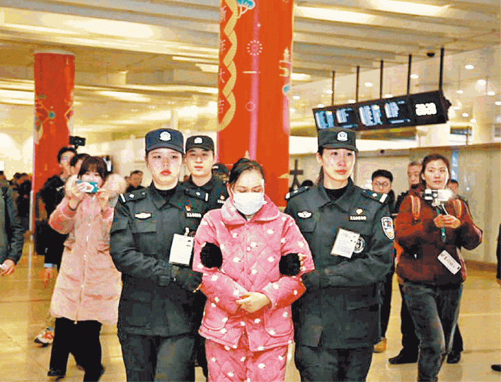 中國警方將朱麗麗由泰國押解回國。 中國警方將朱麗麗由泰國押解回國。