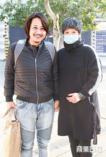 黃澤鋒太太陳麗麗以52歲超高齡懷孕,昨日黃澤鋒與太太拖到實到醫院做產檢,對愛妻呵護備至。新生命即將來臨,黃澤鋒前晚在fb上貼出BB的手套,開心報喜。互聯網圖片黃澤鋒與太太結婚八年多,首度做父母,由二人世界變成三人行。互聯網圖片陳麗麗(中)除了擔任泰拳教練外,也會為泰拳比賽擔任評判。互聯網圖片黃澤鋒在87年參加無綫藝員訓練班入行,與鄭伊健、吳婉芳等同屆。資料圖片 黃澤鋒太太陳麗麗以52歲超高齡懷孕,昨日黃澤鋒與太太拖到實到醫院做產檢,對愛妻呵護備至。新生命即將來臨,黃澤鋒前晚在fb上貼出BB的手套,開心報喜。互聯網圖片黃澤鋒與太太結婚八年多,首度做父母,由二人世界變成三人行。互聯網圖片陳麗麗(中)除了擔任泰拳教練外,也會為泰拳比賽擔任評判。互聯網圖片黃澤鋒在87年參加無綫藝員訓練班入行,與鄭伊健、吳婉芳等同屆。資料圖片
