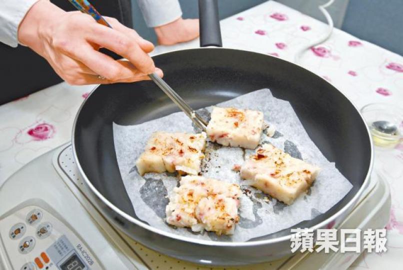 糕點放牛油紙上煎,可減油量。營養師關淑瑩 糕點放牛油紙上煎,可減油量。營養師關淑瑩