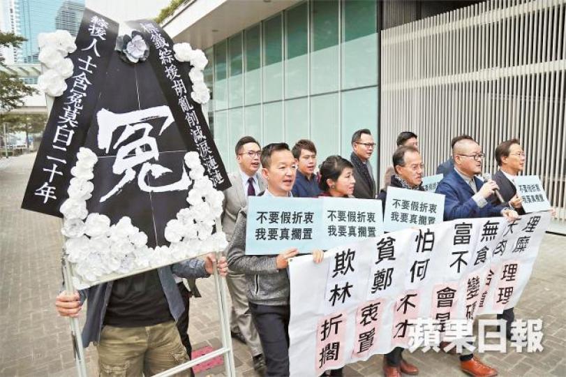 泛民昨到特首辦請願，促撤回收緊長者綜援政策。