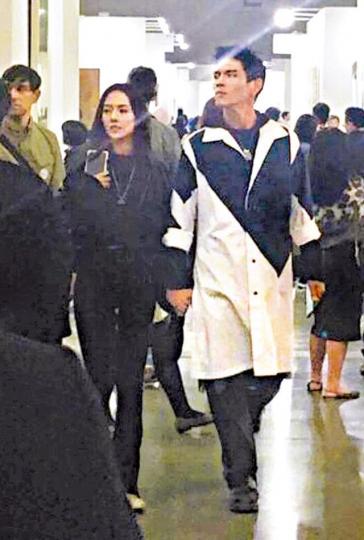 向佐與郭碧婷手拖手參觀台北當代藝術館,旁若無人。互聯網圖片 向佐與郭碧婷手拖手參觀台北當代藝術館,旁若無人。互聯網圖片