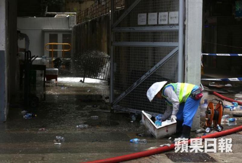 政府補貼承辦商超過三億元,令舊合約外判工同樣受惠新待遇。 政府補貼承辦商超過三億元,令舊合約外判工同樣受惠新待遇。