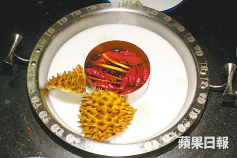 榴槤椰奶火鍋放入榴槤肉和殼一起煲。《蘋果》記者攝 榴槤椰奶火鍋放入榴槤肉和殼一起煲。《蘋果》記者攝