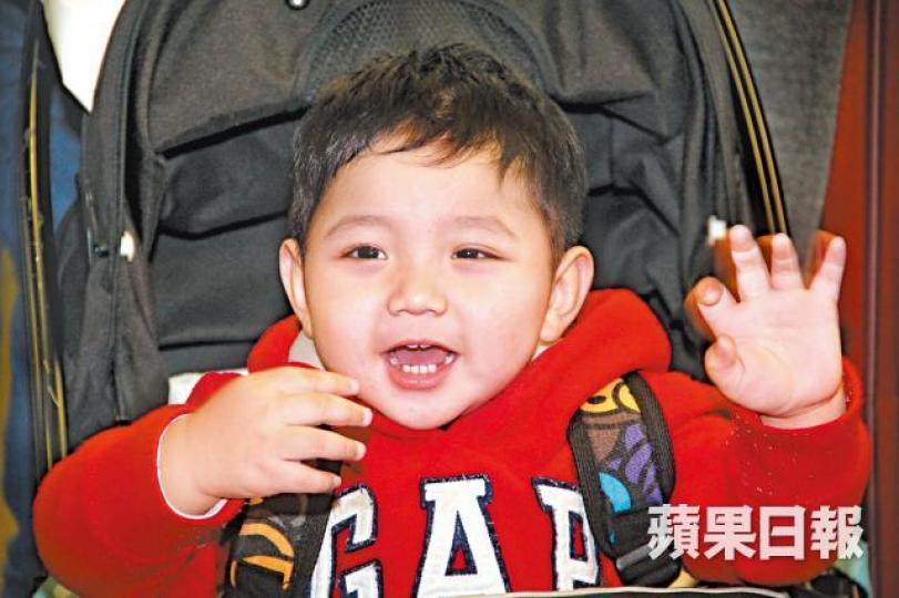 小浚恒昨午由父母帶同聽取報告,其間表現精靈。溫文學攝浚恒父親斥醫管局報告偏頗,已提交新證據供專家覆檢。前年6月出生的浚恒,全部小腸及大部份大腸遭切除。fb圖片 小浚恒昨午由父母帶同聽取報告,其間表現精靈。溫文學攝浚恒父親斥醫管局報告偏頗,已提交新證據供專家覆檢。前年6月出生的浚恒,全部小腸及大部份大腸遭切除。fb圖片