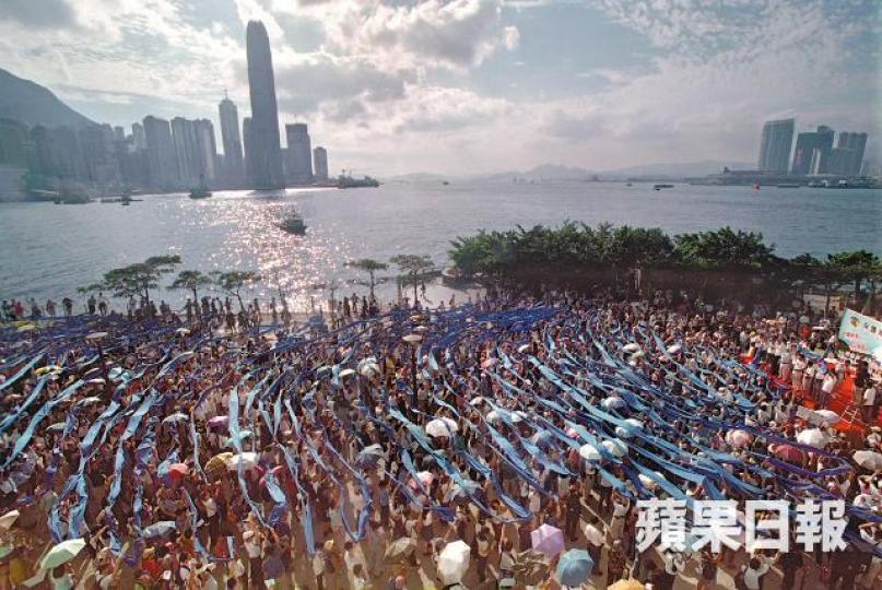 灣仔繞道所在土地依賴填海而來,2004年曾觸發二萬人在中環至灣仔海岸拉起長達三公里的藍絲帶抗議。資料圖片保衞皇后碼頭中,社運人士林輝一度用單車鏈將自己綁在石柱。皇后碼頭清拆12年後,重置計劃依然未見蹤影;圖為碼頭舊貌。 灣仔繞道所在土地依賴填海而來,2004年曾觸發二萬人在中環至灣仔海岸拉起長達三公里的藍絲帶抗議。資料圖片保衞皇后碼頭中,社運人士林輝一度用單車鏈將自己綁在石柱。皇后碼頭清拆12年後,重置計劃依然未見蹤影;圖為碼頭舊貌。